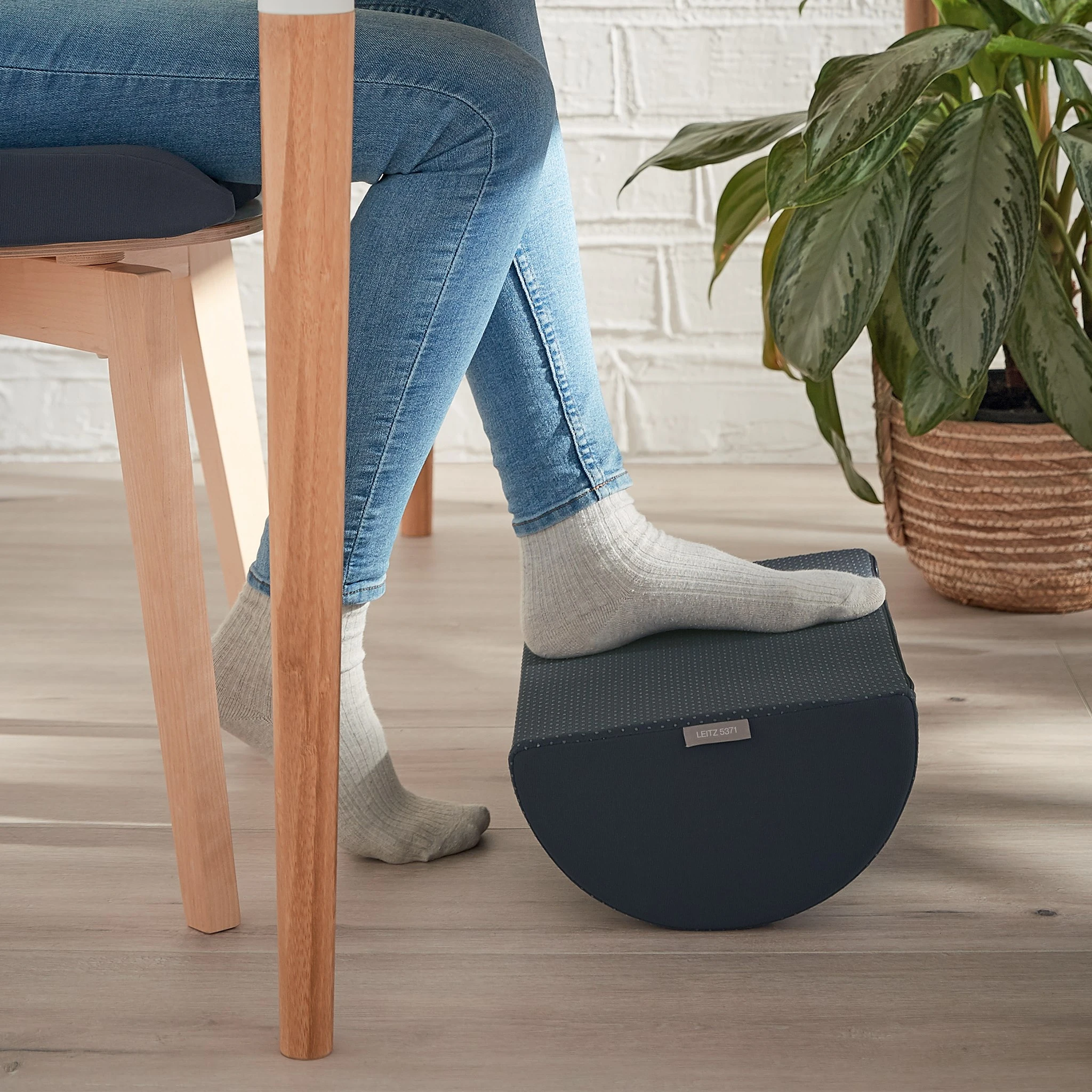 Leitz Cozy Footrest gray miljöbild fötter