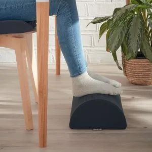 Leitz Cozy Footrest gray miljöbild fötter