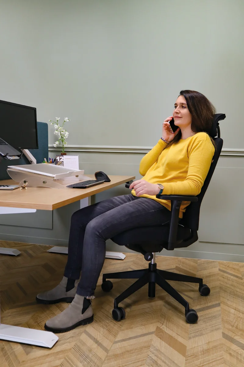 Premio kontorsstol miljöbild kvinna talar i telefon