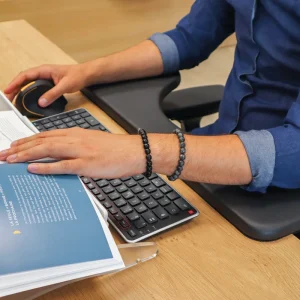 underarmsstöd x-rest skrivbord användare miljöbild